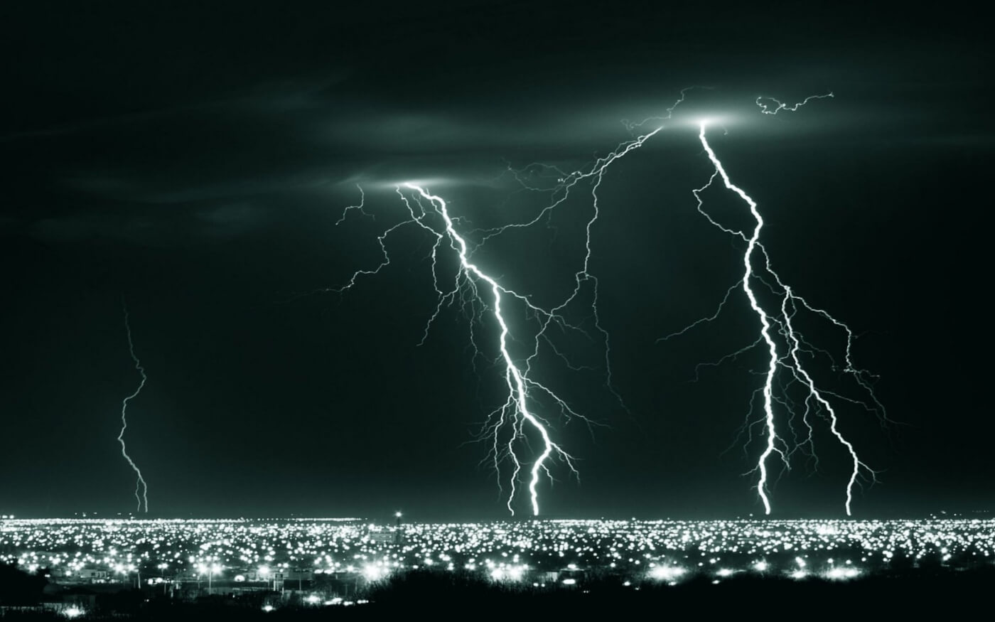 ws_night_lightning__city_2560x1600